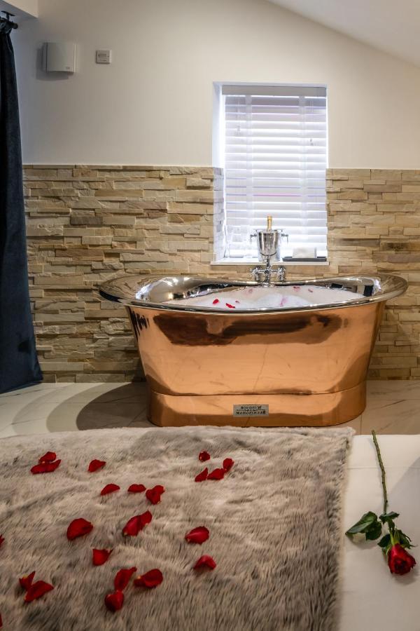 Pamper Yourself In Our Double Sized Copper Tub -2 Bedroom Villa Inverness Exterior photo