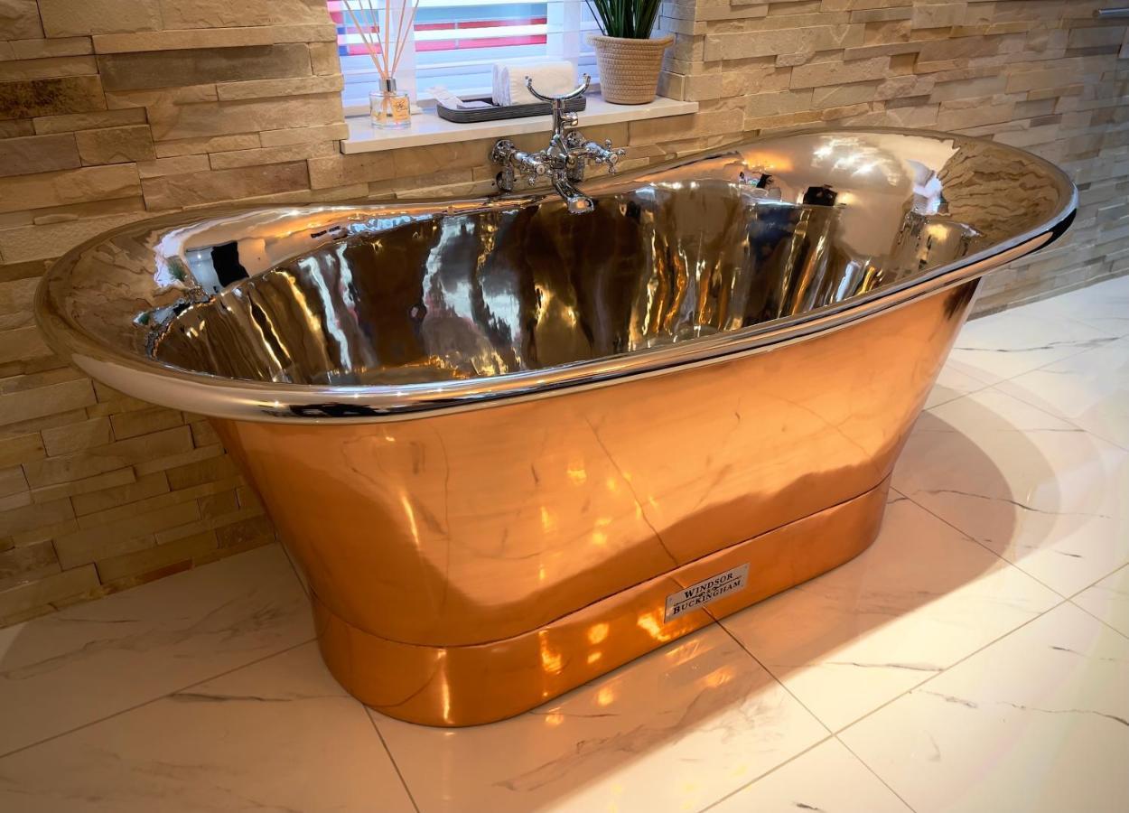 Pamper Yourself In Our Double Sized Copper Tub -2 Bedroom Villa Inverness Exterior photo
